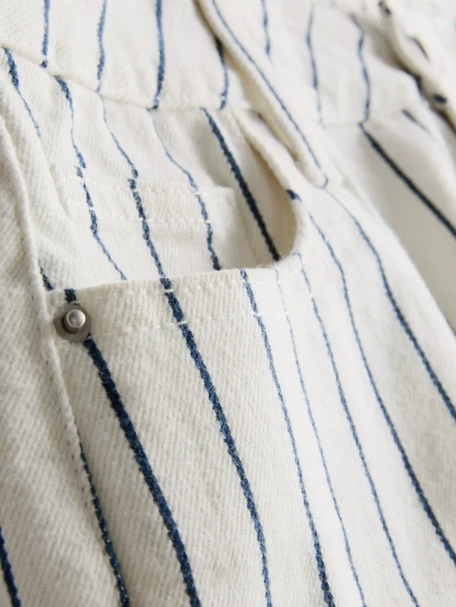Denimshorts med middelhøy midje og oppbrett