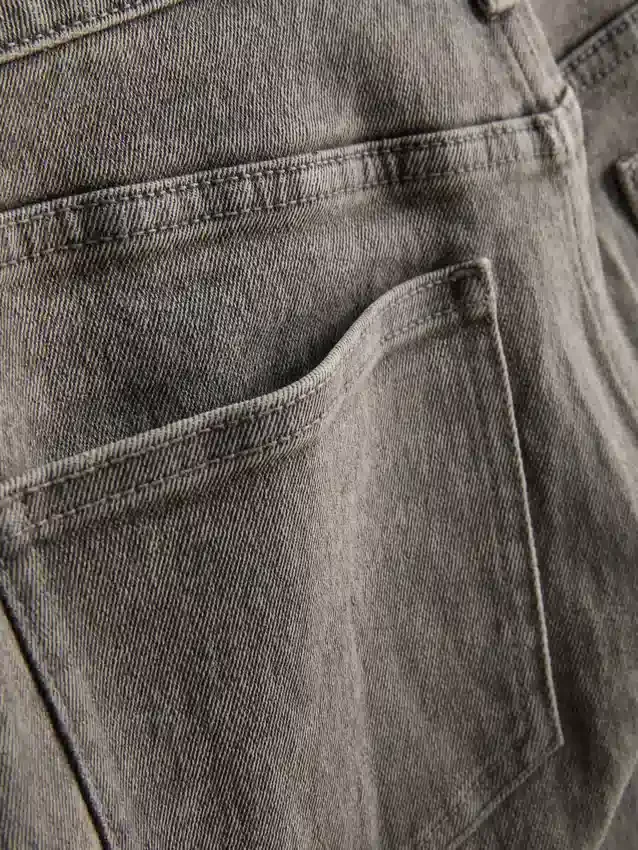 Denimshorts med middelhøy midje og oppbrett