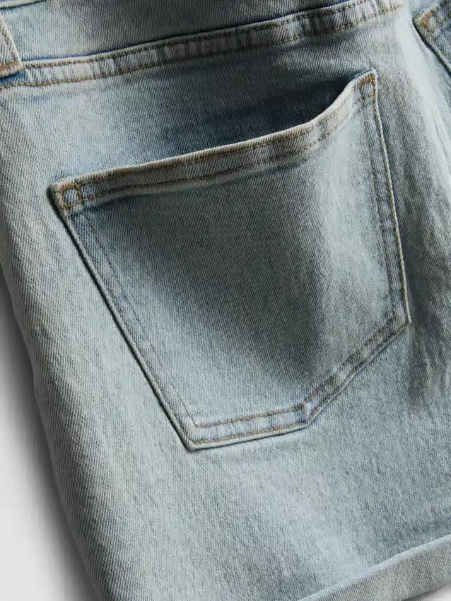 Denimshorts med middelhøy midje og oppbrett