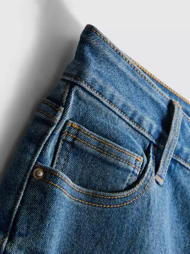 Denimshorts med middelhøy midje og oppbrett