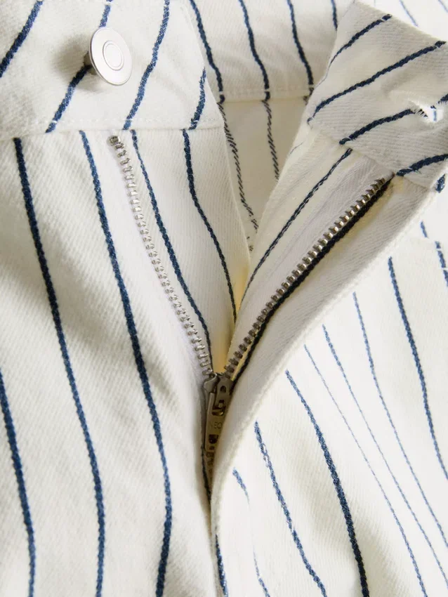 Denimshorts med middelhøy midje og oppbrett