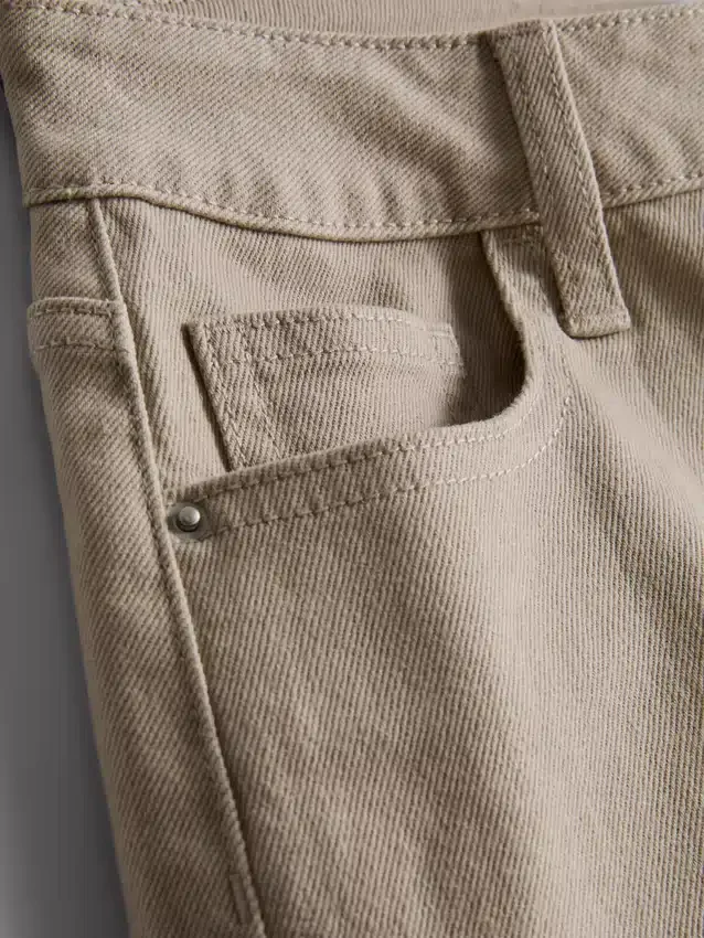Denimshorts med middelhøy midje og oppbrett