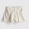 Denimshorts med plissering og utvidet ben, med høyt bomullsinnhold