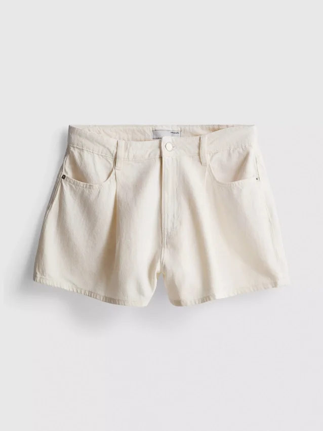 Denimshorts med plissering og utvidet ben, med høyt bomullsinnhold