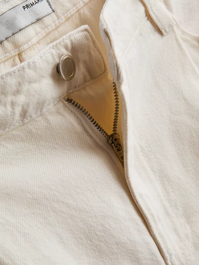 Denimshorts med plissering og utvidet ben, med høyt bomullsinnhold
