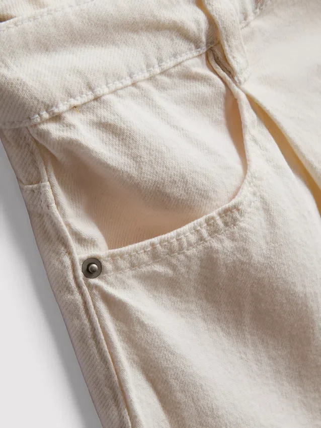 Denimshorts med plissering og utvidet ben, med høyt bomullsinnhold