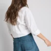 Denimshorts med plissering og utvidet ben, med høyt bomullsinnhold