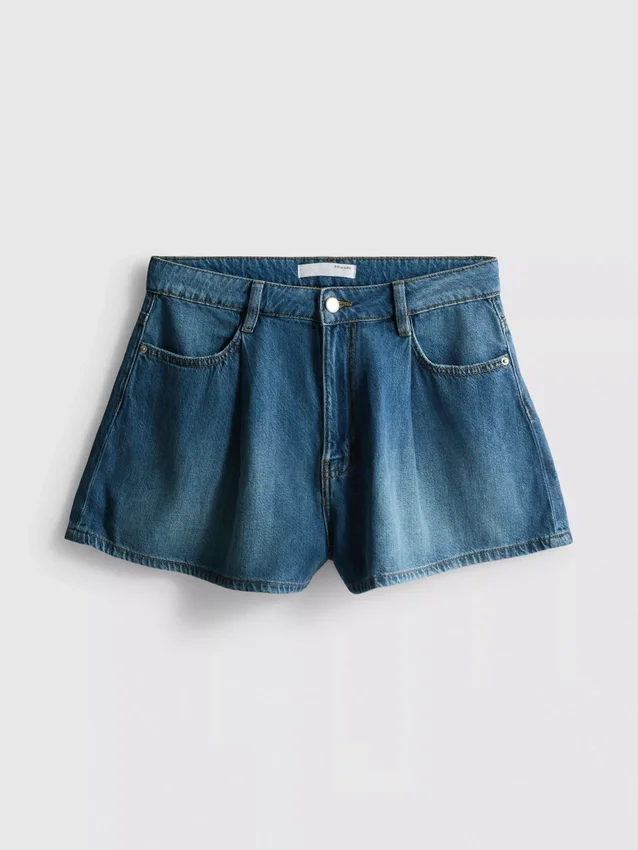 Denimshorts med plissering og utvidet ben, med høyt bomullsinnhold