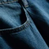 Denimshorts med plissering og utvidet ben, med høyt bomullsinnhold
