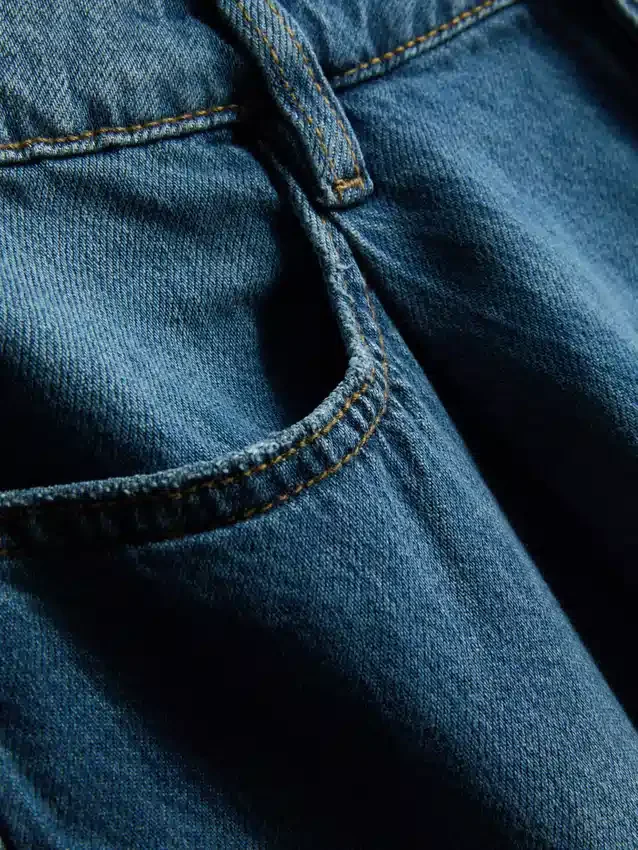 Denimshorts med plissering og utvidet ben, med høyt bomullsinnhold