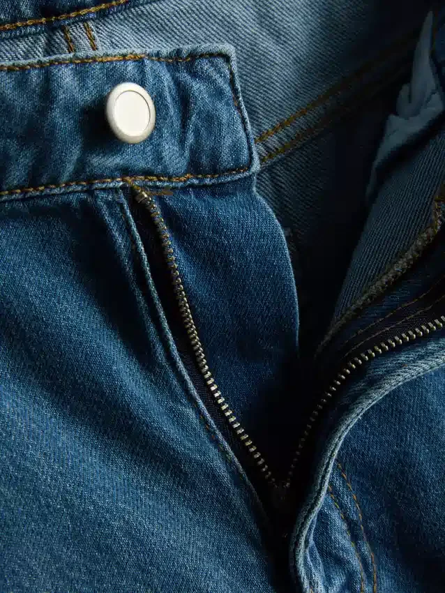 Denimshorts med plissering og utvidet ben, med høyt bomullsinnhold