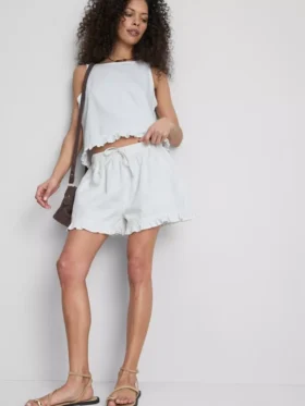 Denimshorts med volanger nederst