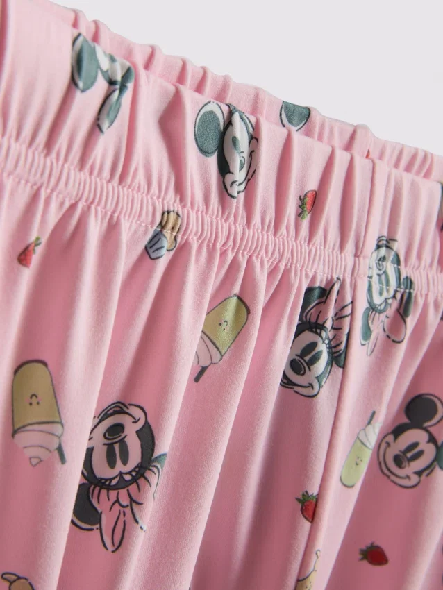 Disneys Mickey Mouse-pysjamaser i boyfriend-stil