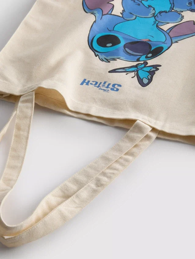 Disneys Stitch-shoppingspose i kanvas