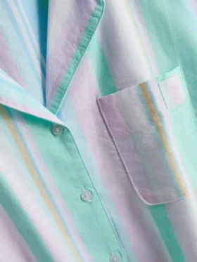 Elsker å slappe av i denne korte pyjamaskjorten med pastellfargede striper