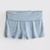 Elsker å slappe av i ribbestrikkede, stripete pyjamas-shorts