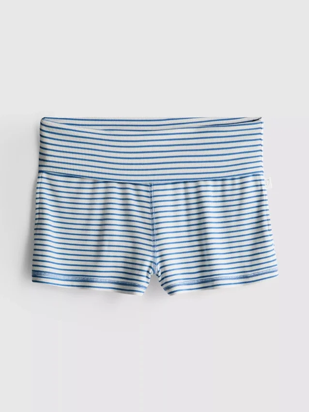 Elsker å slappe av i ribbestrikkede, stripete pyjamas-shorts