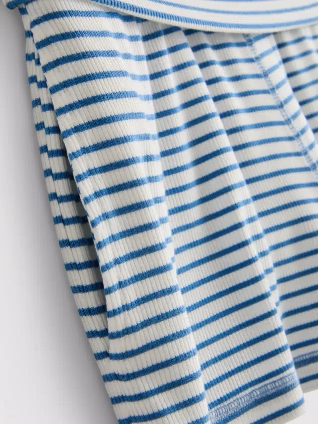 Elsker å slappe av i ribbestrikkede, stripete pyjamas-shorts