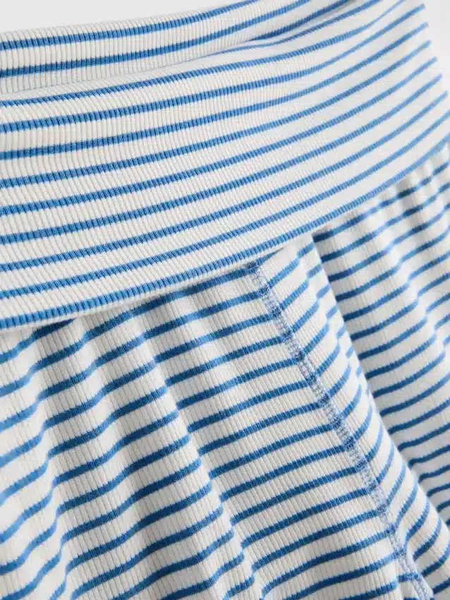 Elsker å slappe av i ribbestrikkede, stripete pyjamas-shorts