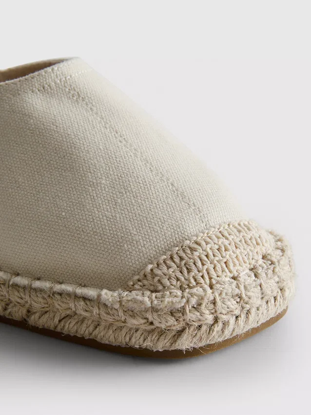 Espadrillesandaler med spenne bak