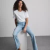 Flared-jeans i bomullsdenim med middels høy midje