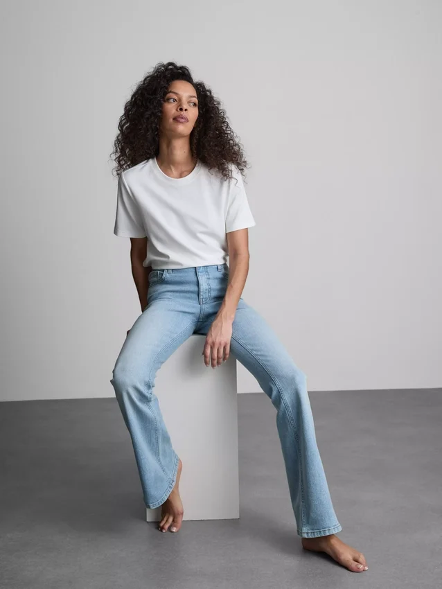 Flared-jeans i bomullsdenim med middels høy midje