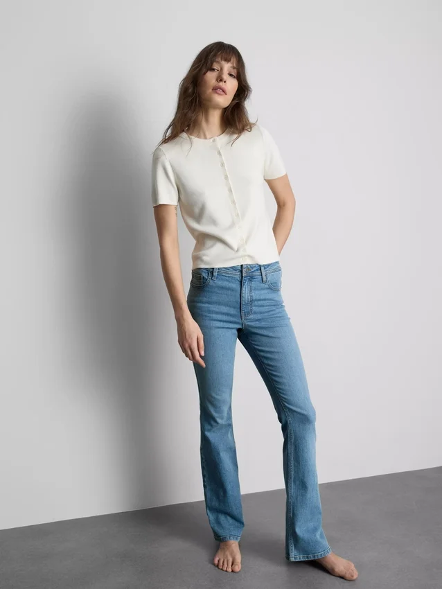 Flared-jeans i bomullsdenim med middels høy midje
