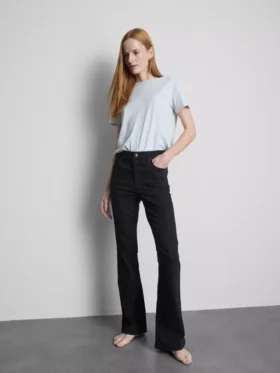 Flared-jeans i bomullsdenim med middels høy midje