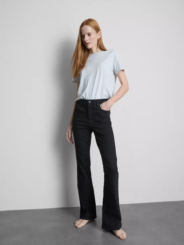 Flared-jeans i bomullsdenim med middels høy midje