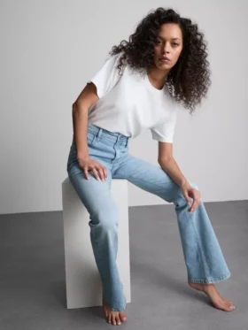 Flared-jeans i bomullsdenim med middels høy midje