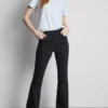 Flared-jeans i bomullsdenim med middels høy midje