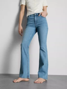 Flared-jeans i bomullsdenim med middels høy midje