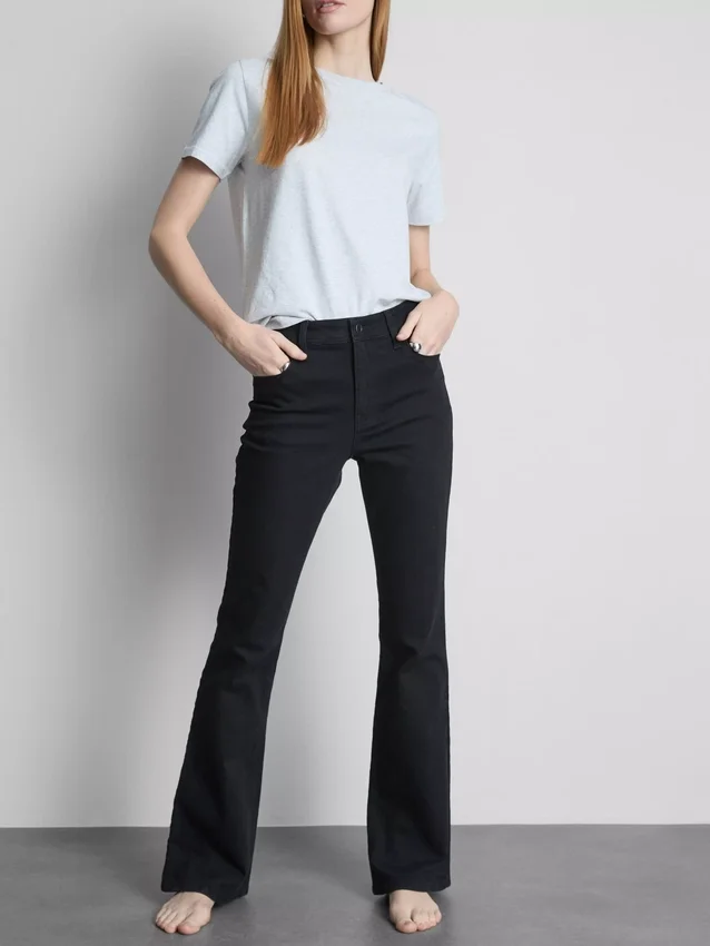 Flared-jeans i bomullsdenim med middels høy midje