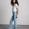 Flared-jeans i bomullsdenim med middels høy midje