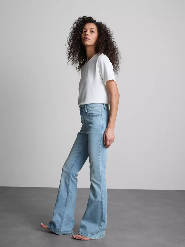 Flared-jeans i bomullsdenim med middels høy midje