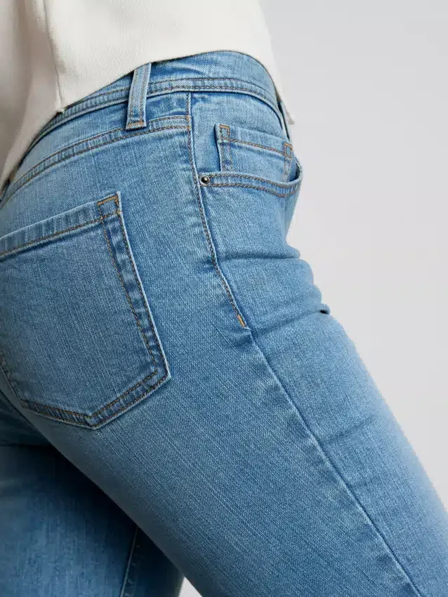 Flared-jeans i bomullsdenim med middels høy midje