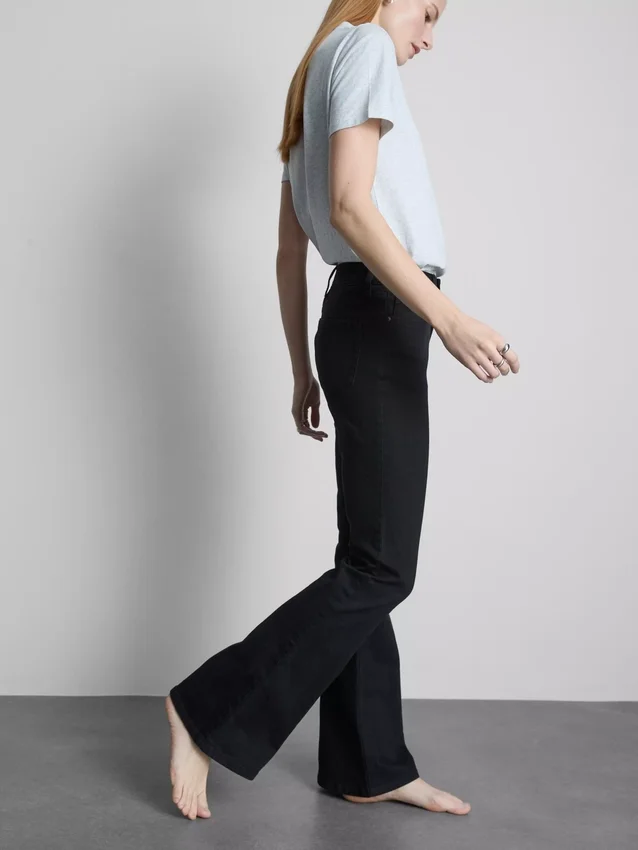 Flared-jeans i bomullsdenim med middels høy midje