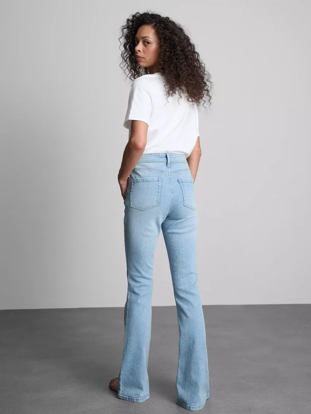 Flared-jeans i bomullsdenim med middels høy midje