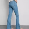Flared-jeans i bomullsdenim med middels høy midje