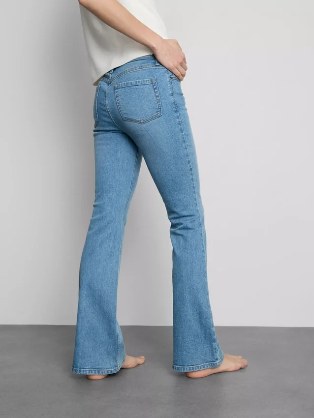 Flared-jeans i bomullsdenim med middels høy midje