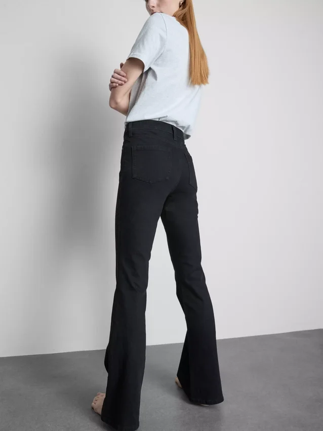 Flared-jeans i bomullsdenim med middels høy midje