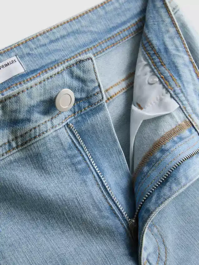 Flared-jeans i bomullsdenim med middels høy midje