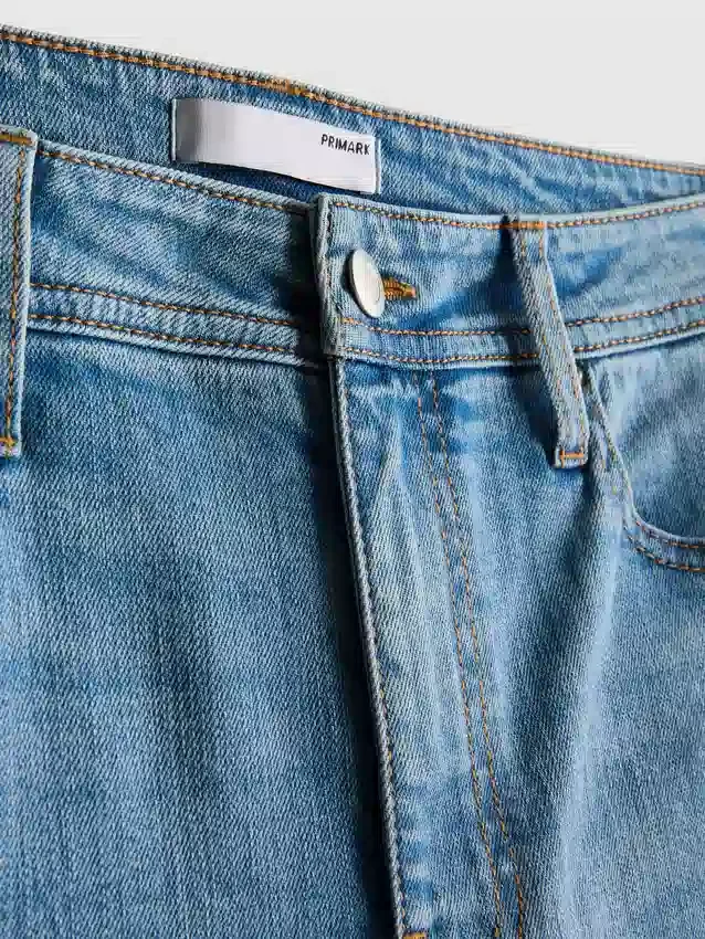 Flared-jeans i bomullsdenim med middels høy midje
