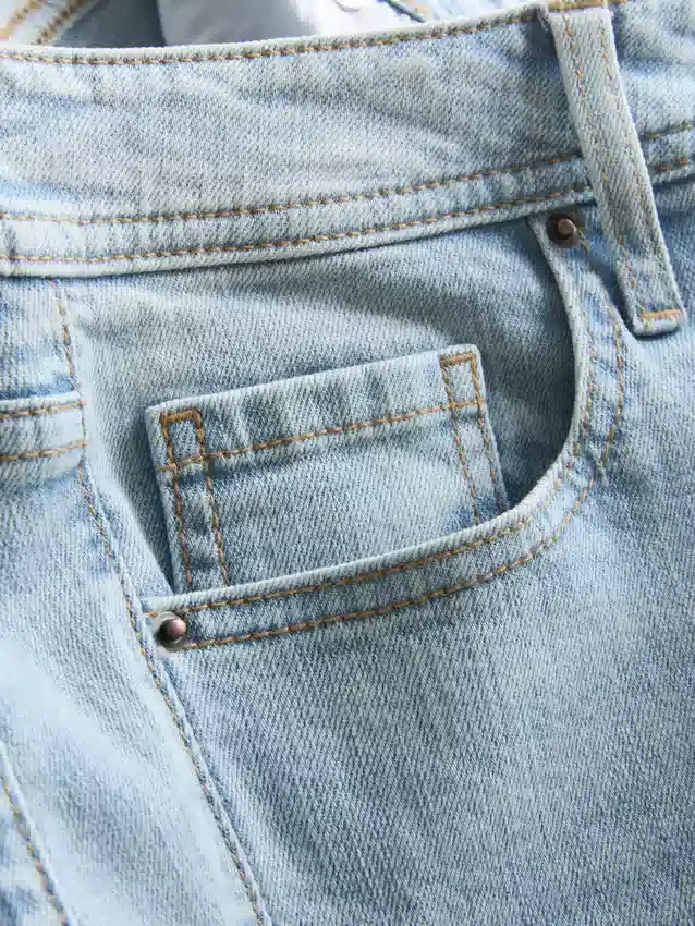 Flared-jeans i bomullsdenim med middels høy midje