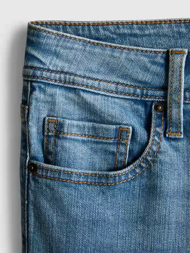 Flared-jeans i bomullsdenim med middels høy midje