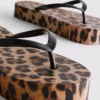 Flatform-flipflops med leopardmønster