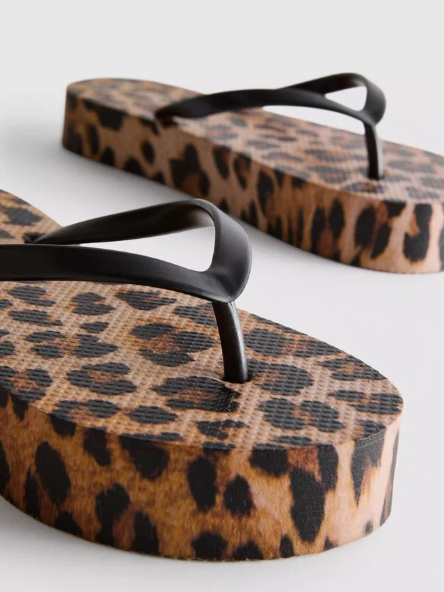 Flatform-flipflops med leopardmønster