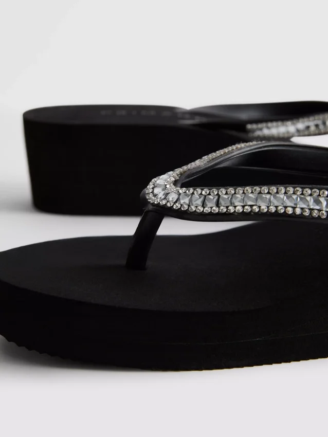 Flip-flops med kilehæl og rhinestones