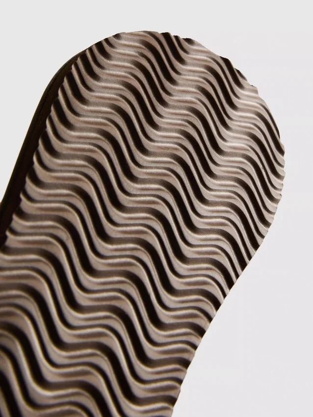Flip-flops med sjøgress-effekt