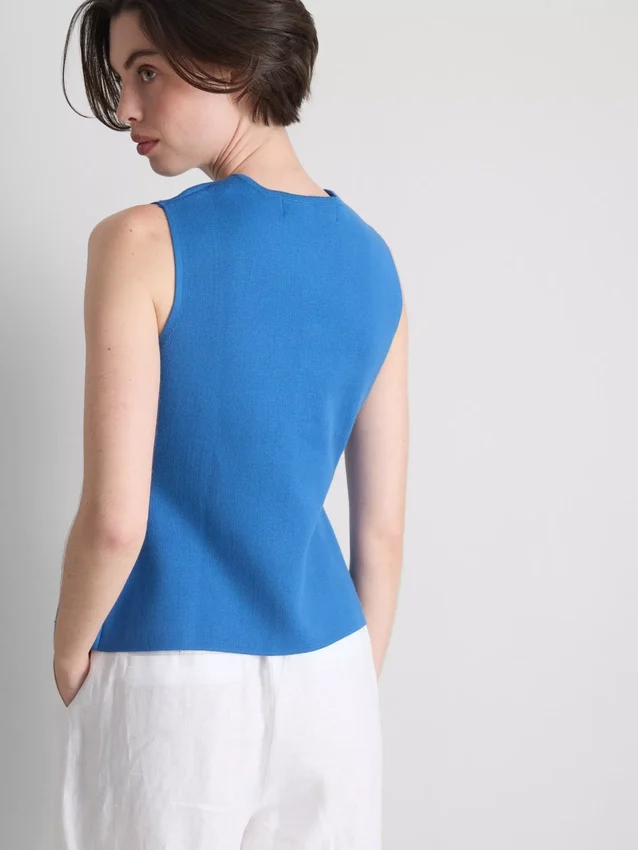 Formet vest med knapper